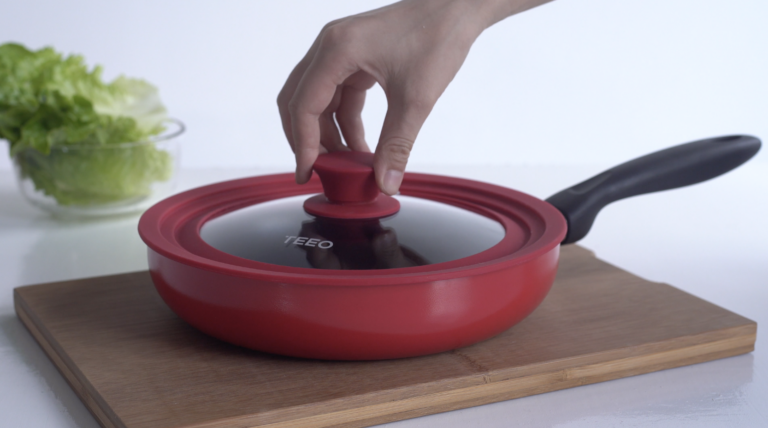 Looking For a Frying Pan With a Lid: A universal lid for all your pots and pans