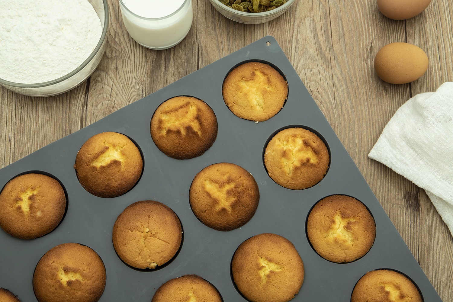 KeepingcooX Moule de cuisson de beignet rond antiadhésif en silicone à 8 cavités plus 4 moules à muffins cannelés à la citrouille et au c&oelig résistance à la chaleur pour muffin au biscuit beignet